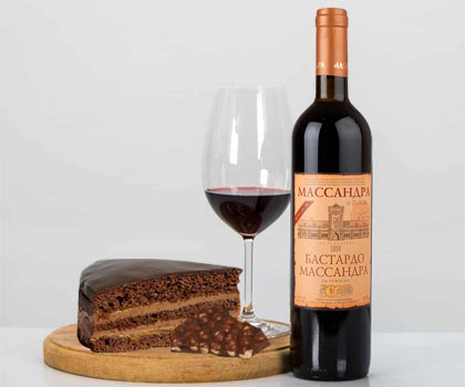 Image : une bouteille de Massandra Bastardo, une tablette de chocolat aux noisettes et un gâteau de Prague